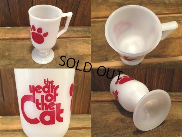 画像2: VINTAGE MILK GLASS the year of the cat  Footed Mug (NR-187)