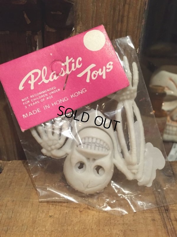 画像1: Vintage Plastic Skull Toy MIP (DJ371)