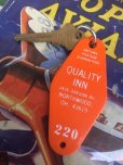 画像1: Vintage Motel Key Quality Inn #220 (AL7658)  (1)