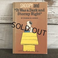 Vintage Book SNOOPY AND "It Was a Dark and Stormy Night" (S137）