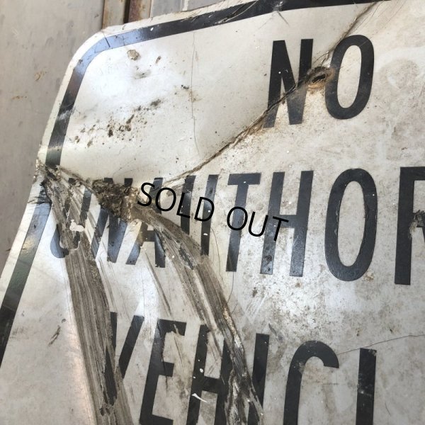 画像3: Vintage Road Sign NO UNAUTHORIZED VEHICLES BEYOND THIS POINT (S390) 