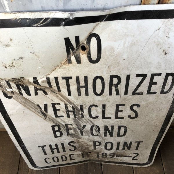 画像2: Vintage Road Sign NO UNAUTHORIZED VEHICLES BEYOND THIS POINT (S390) 