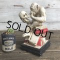 ※ご来店引き取り限定SALE※ Vintage Darwin Monkey On Books w/ Skull Chalkware Statue (S486)