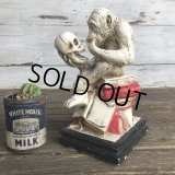 ※ご来店引き取り限定SALE※ Vintage Darwin Monkey On Books w/ Skull Chalkware Statue (S486)