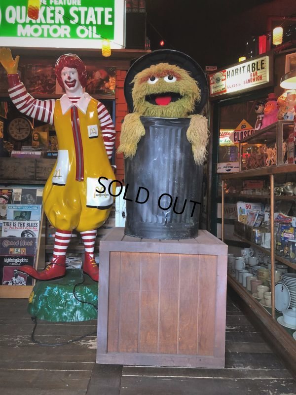 画像1: Vintage Sesame Street Oscar the Grouch FAO SCHWARZ Store Display (T731)