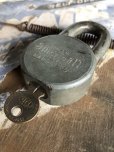 画像2: Vintage American Lock Co Series 10 Hardened Padlock (B402) (2)