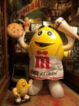 画像1: Vintage M&Ms Yellow Huge INFLATABLE (B822)  (1)