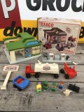 70s Vintage Playskool Texaco Gas Station (B198)