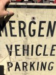 画像5: Vintage Road Sign EMERGENCY VEHICLE PARKING ONLY (B224) 