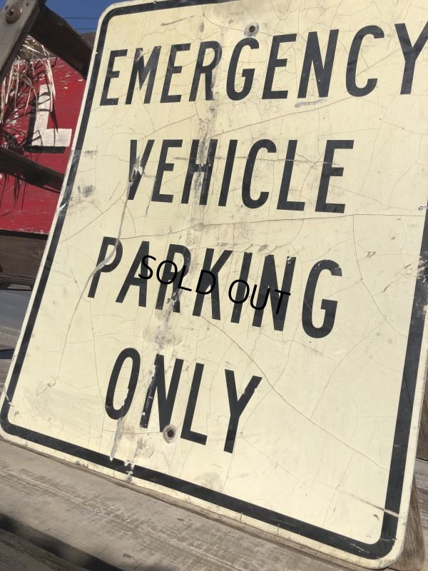 画像2: Vintage Road Sign EMERGENCY VEHICLE PARKING ONLY (B224) 