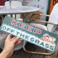 画像1: Vintage Sign KEEP OFF THE GRASS (B283) (1)