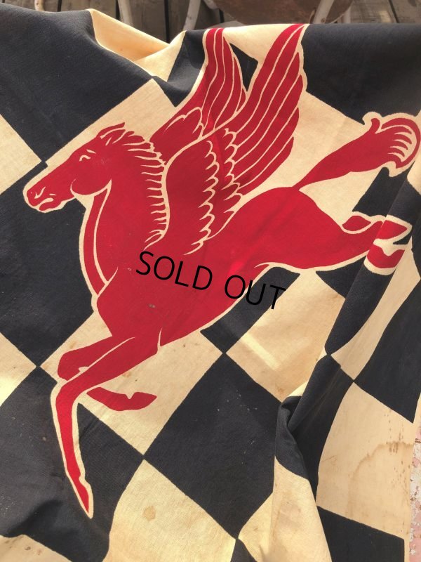画像4: 50s Vintage Mobil Original Flying Red Hors Speedway Race Checkered Flag (B609)