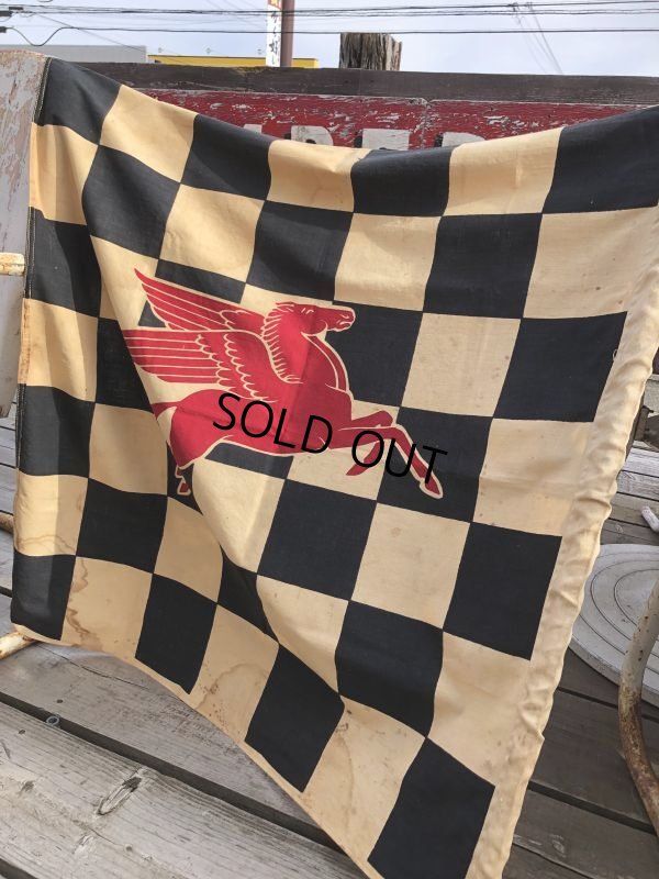 画像9: 50s Vintage Mobil Original Flying Red Hors Speedway Race Checkered Flag (B609)