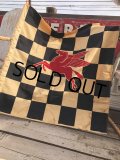 50s Vintage Mobil Original Flying Red Hors Speedway Race Checkered Flag (B609)