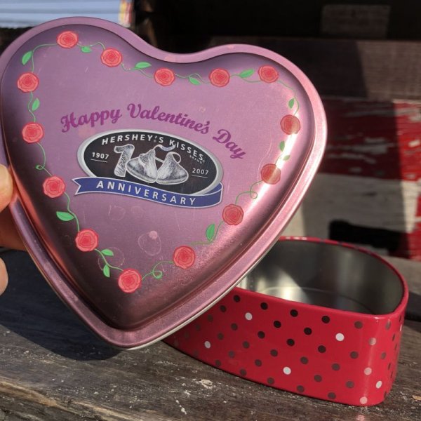 画像1: Vintage Hershey's Valentine Chocolates Candy Tin Can (B717)