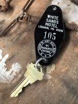 画像1: Vintage Motel Key WHITE SANDS MOTEL #105 (C336) (1)