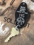 Vintage Motel Key WHITE SANDS MOTEL #105 (C336)