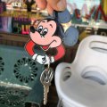 Vintage Disney Mickey Mouse Key Chain Wagen (C101) 