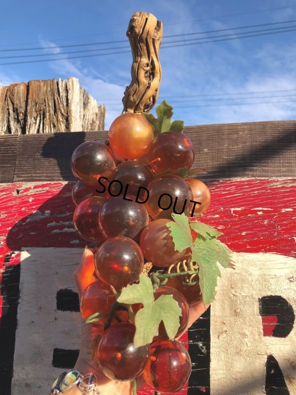 画像14: Vintage Mid-Century Lucite Acrylic Amber Grapes on Driftwood Base (B498)