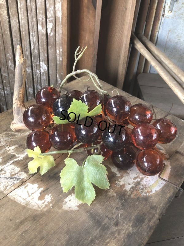 画像1: Vintage Mid-Century Lucite Acrylic Amber Grapes on Driftwood Base (B499)