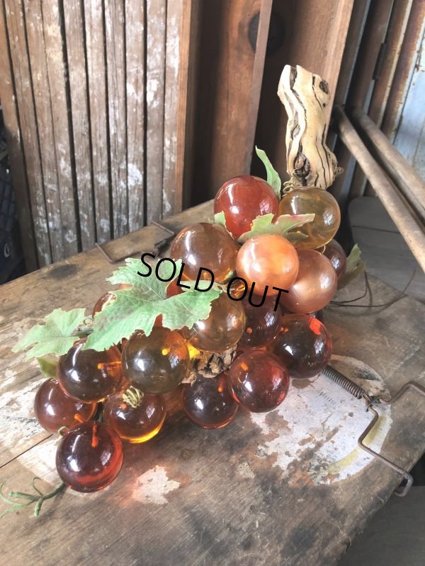 画像2: Vintage Mid-Century Lucite Acrylic Amber Grapes on Driftwood Base (B498)