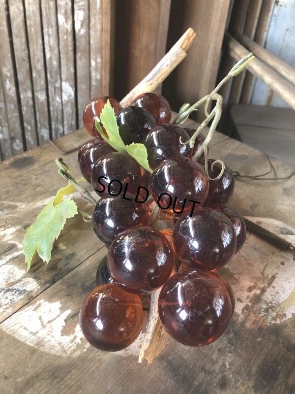 画像2: Vintage Mid-Century Lucite Acrylic Amber Grapes on Driftwood Base (B499)