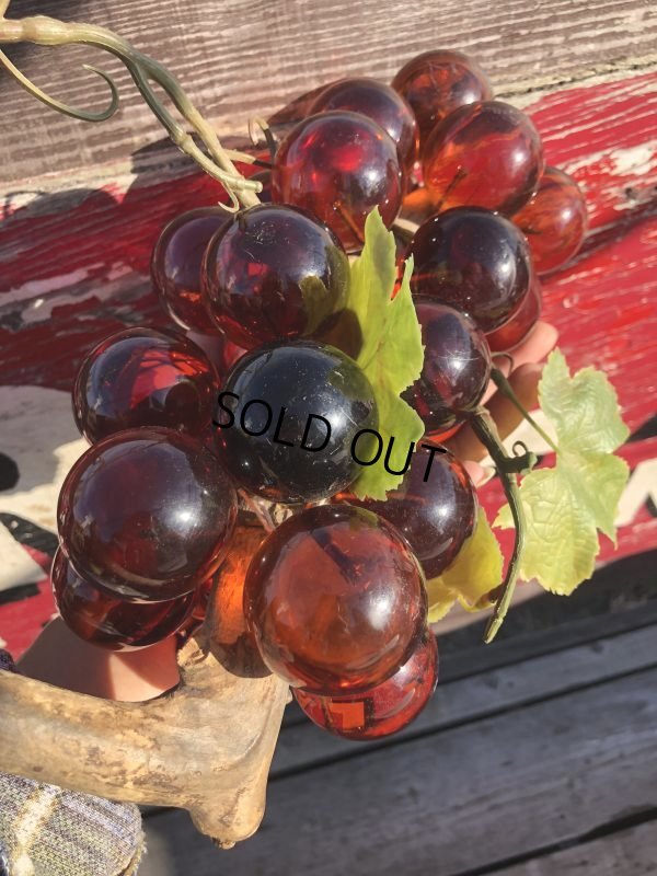 画像7: Vintage Mid-Century Lucite Acrylic Amber Grapes on Driftwood Base (B499)