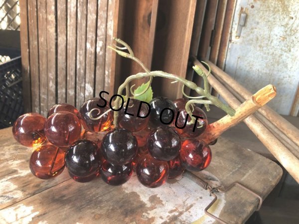 画像4: Vintage Mid-Century Lucite Acrylic Amber Grapes on Driftwood Base (B499)
