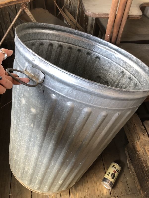 画像9: Vintage Galvanized Steel Metal Garbage Trash Can (B858)