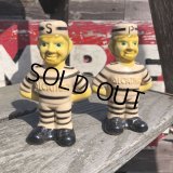 Vintage Alcatraz Souvenir Inmate Prisoners Salt & Pepper Shakers (B893)
