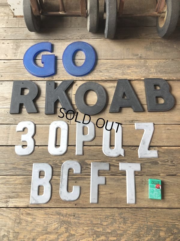 画像6: Vintage USA Original Movie Theatre Marquee Letter Signs “ R ”  (M242) 