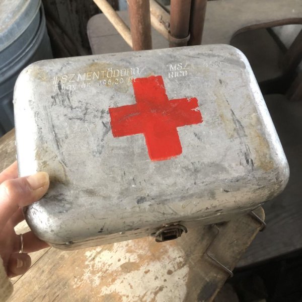 画像1: Vintage Hungary ll.SZ.MENTODOBOZ Red Cross First Aid Box (M464)