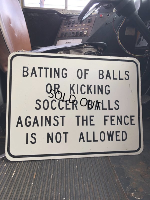 画像1: Vintage Road Street Sign AGAINST THE FENCE IN NOT ALLOWED (R267)