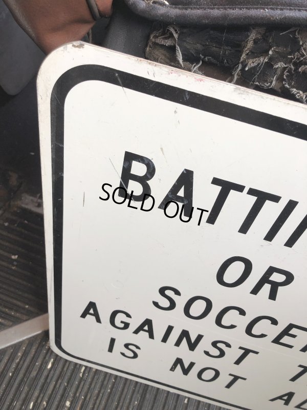 画像2: Vintage Road Street Sign AGAINST THE FENCE IN NOT ALLOWED (R267)