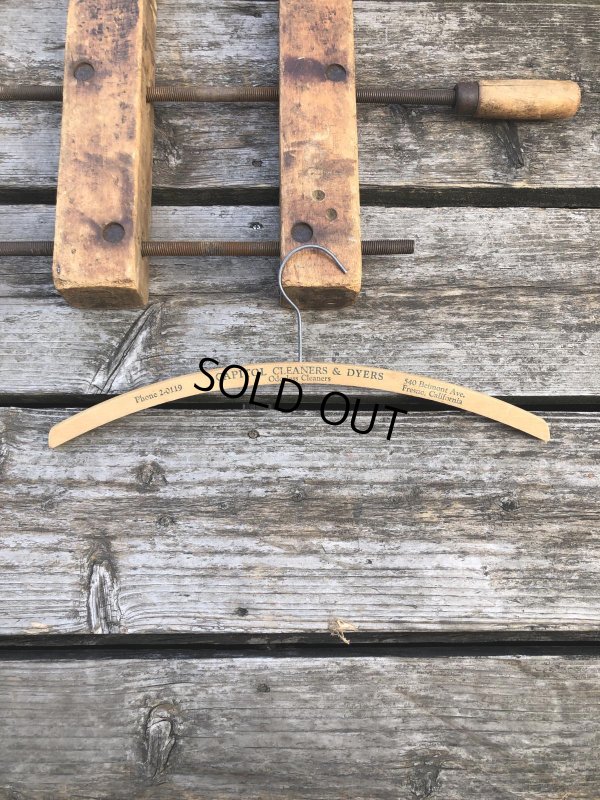 画像1: Vintage USA Advertising Wood Hanger CAPITOL CLEANERS &DYERS (R866)