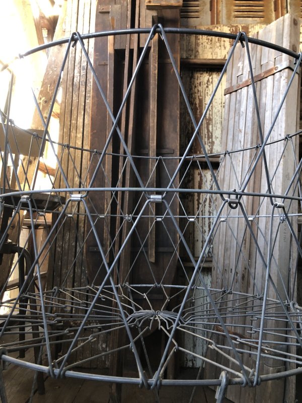 画像11: Vintage Metal Wire Folding Laundry Cart Basket on Wheels (A131) 