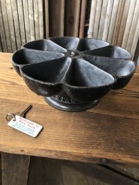 Antique Cast Iron Rotating Cobblers STAR NAIL CUP (A641)