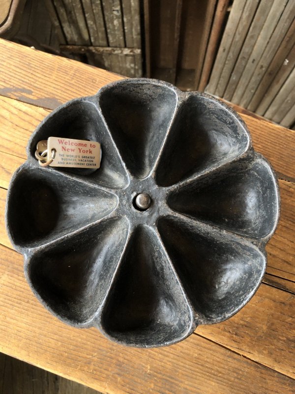 画像2: Antique Cast Iron Rotating Cobblers STAR NAIL CUP (A641)