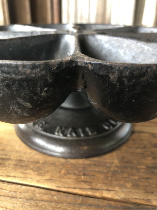 画像4: Antique Cast Iron Rotating Cobblers STAR NAIL CUP (A641)