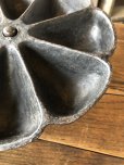 画像5: Antique Cast Iron Rotating Cobblers STAR NAIL CUP (A641) (5)