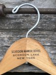 画像2: Vintage USA Advertising Wood Hanger SCROON MANOR HOTEL (A700) (2)