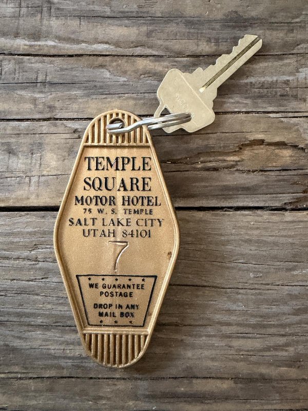 画像1: Vintage Motel Key TEMPLE SQUAEW MOTOR HOTEL #7 (A822)