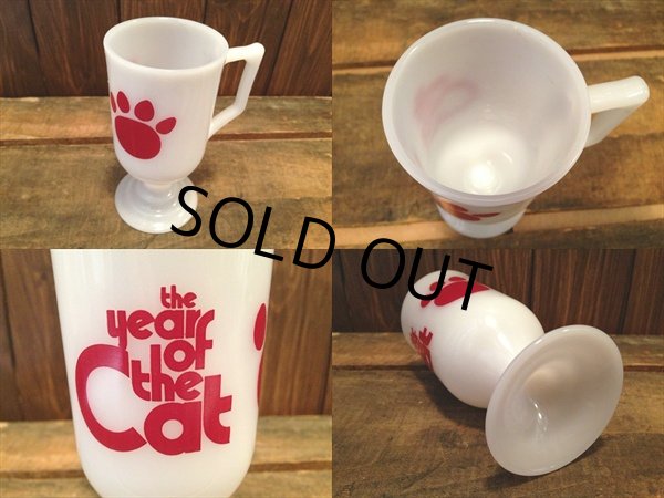 画像2: VINTAGE MILK GLASS the year of the cat  Footed Mug (NR-187) (2)