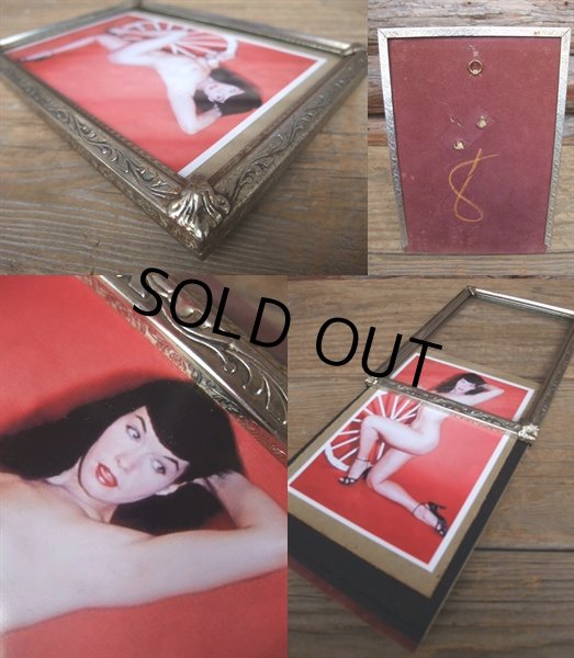 画像2: Vintage Pictuer Frame w/Betty Page Pin-Up  (AC-621) (2)