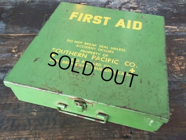 画像1: Vintage SP First AID Cabinet Box (PJ880) (1)