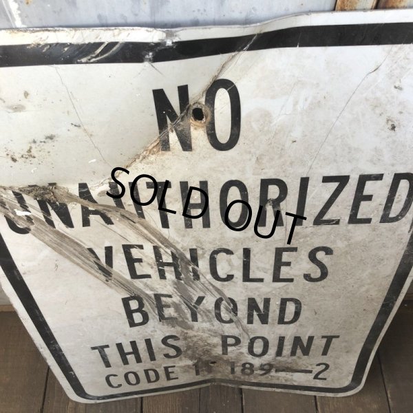 画像2: Vintage Road Sign NO UNAUTHORIZED VEHICLES BEYOND THIS POINT (S390)  (2)