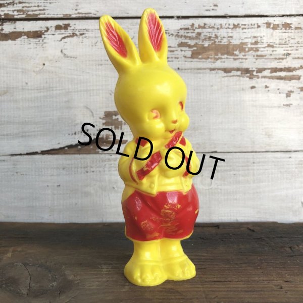 画像1: Vintage Bunny Plastic Shaker Baby Toy (S742) (1)