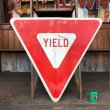 画像1: Vintage Road Sign YIELD (T222) (1)