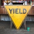 画像1: Vintage Road Sign YIELD (T221) (1)