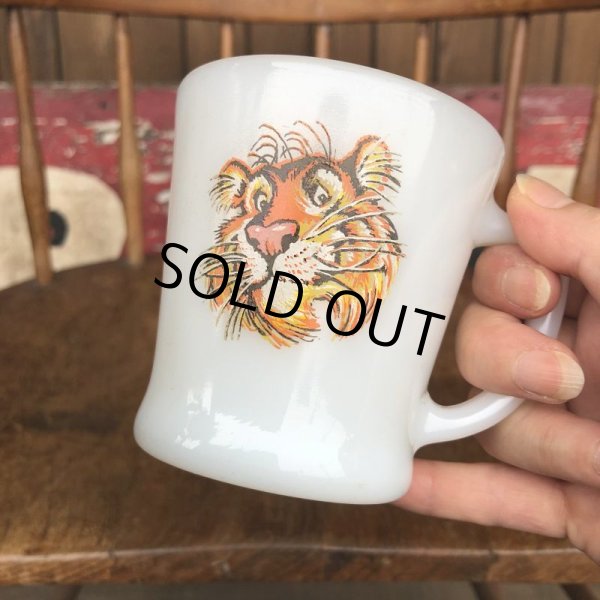 画像1: Vintage Fire King EXXON Esso Tiger D handle Mug (B414) (1)